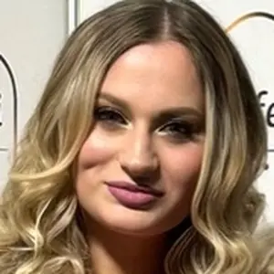 Елена из Амвросиевки, ищу на сайте регулярный секс