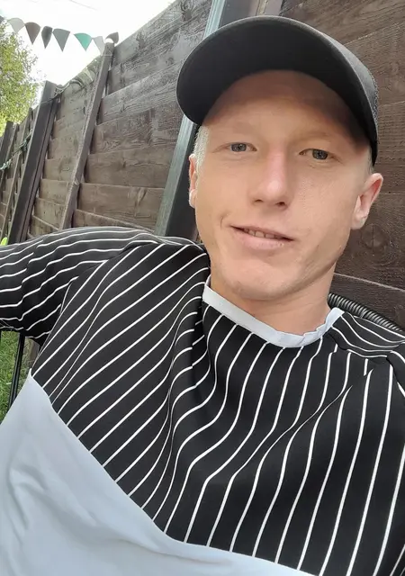 Игорь из Ватутина, мне 27, познакомлюсь без обязательств