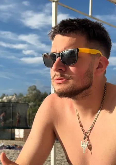 Я Кирилл, 18 років з Кропивницького, шукаю знайомства без зобов'язань